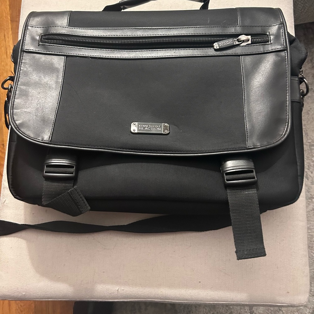 Kenneth Cole Reaction Charcoal Messenger Bag PRICE DROP